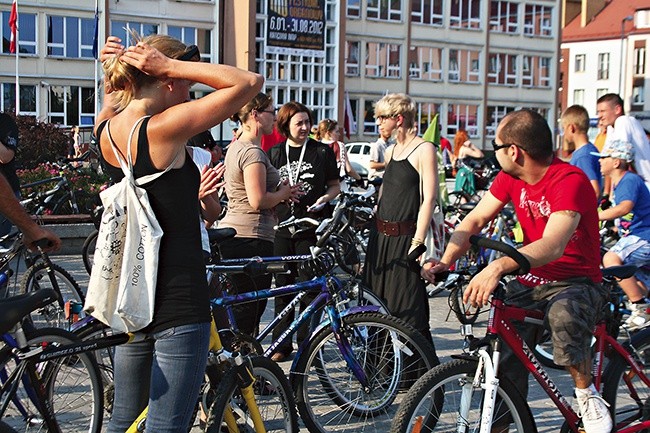 Na chwilę przed startem. Rowerowi zapaleńcy na placu przed koszalińskim ratuszem