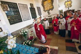  – Rozwój kultu ks. Jerzego, bez którego nie byłoby jego beatyfikacji, to w największej mierze zasługa ks. Malackiego – przyznał kard. Kazimierz Nycz. Autorem pamiątkowej tablicy  jest artysta plastyk Grzegorz Pfeifer