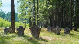 Radzieckie nagrobki w Czarnem wciąż robią niesamowite wrażenie