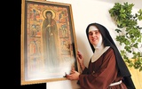  Siostra Rafaela z kopią najstarszej ikony przedstawia-jącej św. Klarę, którą kontemplują kęckie klaryski w swoim klasztorze