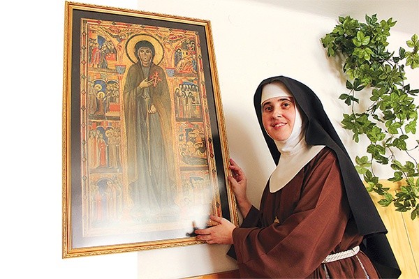  Siostra Rafaela z kopią najstarszej ikony przedstawia-jącej św. Klarę, którą kontemplują kęckie klaryski w swoim klasztorze