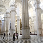 Pięciometrowej wysokości bazy filarów i podwójne kapitele pogłębiają wrażenie monumentalności wnętrza – tłumaczy ks. Antonio Muñoz Osorio