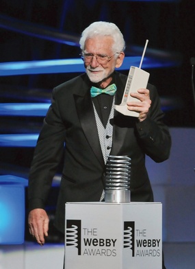 Martin Cooper, twórca pierwszego telefonu komórkowego, przypopmiał swój wynalazek przy okazji odbierania nagrody Webby Awards w Nowym Jorku 13 czerwca 2011 roku