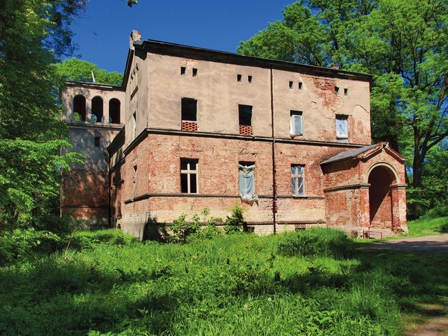 Budynek dawnego dworu jest już dziś częściowo wyremontowany 