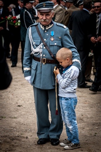 Żołnierze pod pomnikiem