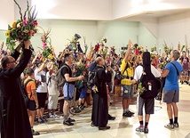  Zakończenie pielgrzymowania w kościele św. Jacka. Jak co roku wracających rodziny witały kwiatami 