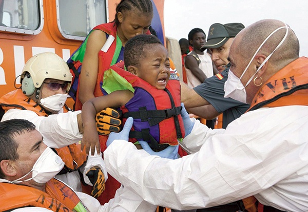  20.08.2012. Hiszpania. Hiszpański Czerwony Krzyż pomaga afrykańskim emigrantom, którzy dotarli do wybrzeży Hiszpanii. Na łodzi pontonowej, którą płynęli, znajdowały się 52 osoby. 