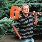  Krzysztof spędza czas wolny aktywnie: na górskich wędrówkach, pływaniu;  lubi także grać na gitarze