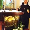 W celi św. s. Faustyny zwiedzający prosili mistyczkę, by wypraszała u Boga miłosierdzie dla nas i całego świata