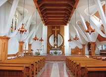 Wnętrze kościoła nawiązuje do kultury góralskiej