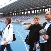  Dla prezydenta (pierwszy z prawej) ważne jest także to, że można tu będzie organizować obozy sportowe, bo stadion ma zaplecze hotelowe