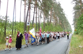  Pątnicy mieli do pokonania 30 km. Przewodził im proboszcz ks. Jacenty Wolski 