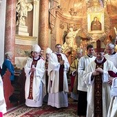 Kaplica Matki Bożej Pokornej. Modlitwie w Rudach przewodniczyli abp Wiktor Skworc oraz biskupi  Jan Kopiec, Jan Wieczorek, Paweł Stobrawa i Jan Bagiński