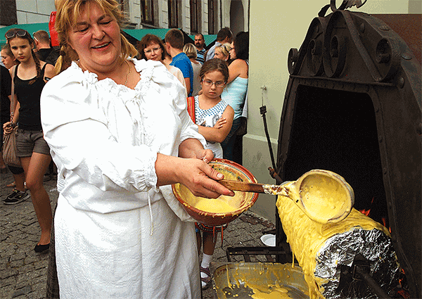  Pani Lidia z wielkim entuzjazmem pokazywała i opowiadała, jak powstaje sękacz