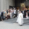 Białe chusteczki w rękach diecezjan pożegnały obraz w Bielsku-Białej