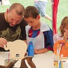 Samodzielnie wykonane drewniane zabawki to jeden ze sposobów na nudę i naukę czegoś nowego – przekonuje dzieci artterapeuta Jarosław Bakalarski