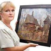 Bożena Kubit z Muzeum w Gliwicach, na obrazie kościółek drewniany z Poniszowic