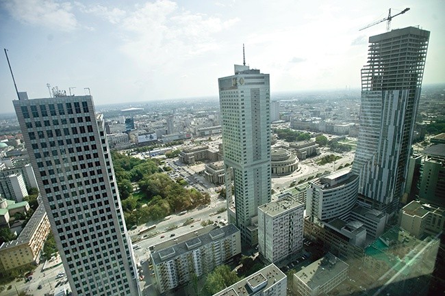 Warszawskie wieżowce.  Od lewej: Warsaw Financial Center, InterContinental Warsaw  i budujący się apartamentowiec Złota 44