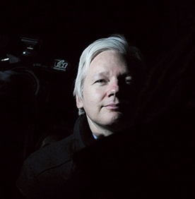 Assange miał coś z dziennikarza, gdy ujawniał nagrania żołnierzy strzelających do cywilów w Iraku lub gdy publikował dowody korupcji na szczytach władzy. Dziennikarstwo jednak kończyło się, gdy w obieg puszczał noty dyplomatyczne, których autorzy mieli prawo do dyskrecji.