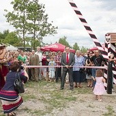 Zrekonstruowane przejście graniczne po galicyjskiej stronie otwiera Edward Wermiński, przewodniczący gminy Radomyśl nad Sanem... …a po kongresowej stronie – Zdzisław Wójcik, wójt Zaklikowa