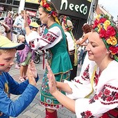  Taniec z festiwalowymi zespołami jest chyba najlepszą promocją folkloru, bo „czym skorupka za młodu nasiąknie…”