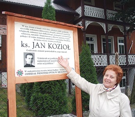 Szczawniczanie wiele zawdzięczają księdzu Koziołowi – mówi Halina Mastalska. Na zdjęciu tablica pamięci 