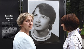 Pod zdjęciem poległego na „Wujku” górnika Bogusława Kopczaka stoją jego żona Teresa i córka Kasia