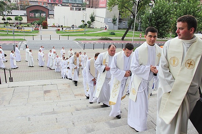 Kilkuset księży, diakonów i kleryków przeszło w procesji z krypty do katedry na Mszę św.