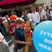  Na scenie przez cały dzień śpiewał zespół „Faustyna” komponujący pieśni w oparciu o „Dzienniczek”. Ale na festynie można było także sięgnąć nieba… przez lunetę 