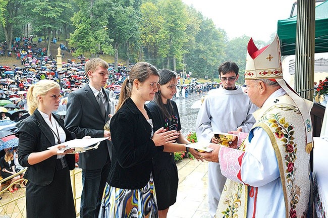 Kościół potrzebuje ludzi zdecydowanych bronić najważniejszych prawd i wartości – mówił kard. S. Dziwisz do młodzieży zgromadzonej na kalwaryjskim wzgórzu