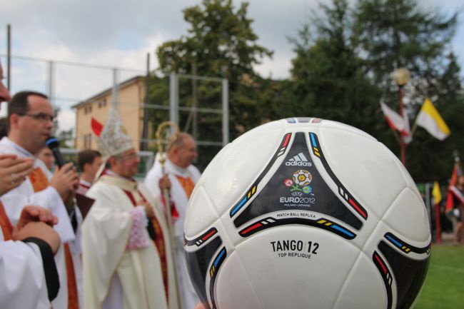 Eucharystia i poświęcenie boiska u Salezjanów w Rumi