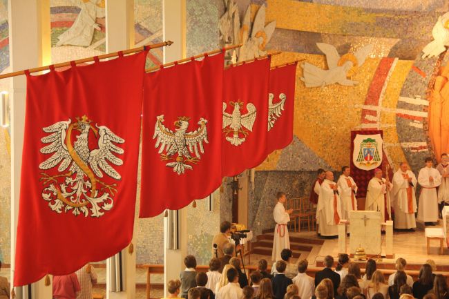 Eucharystia i poświęcenie boiska u Salezjanów w Rumi