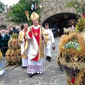 Podczas uroczystości  bp Jeż poświęcił przywiezione wieńce