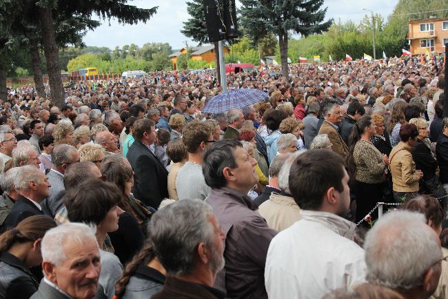 Plac przed sanktuarium Matki Bożej