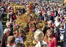  Rolnicy diecezji płockiej przynieśli do ołtarza tegoroczne plony i podzieli się chlebem z przedstawicielami wszystkich stanów