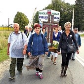  250 pielgrzymów z Płocka do Skępego pielgrzymowało z historycznym krzyżem z 1952 r. Towarzyszyły im słowa: „Maryja wzorem znoszenia cierpienia” 