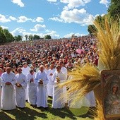  – Jak zawsze, przybywamy do gietrzwałdzkiego sanktuarium z dziękczynieniem za nieustającą troskę Matki Bożej Gietrzwałdzkiej. Chcemy jeszcze raz wsłuchać się w Jej przesłanie, które skierowała do nas 135 lat temu – mówił do wiernych abp Wojciech Ziemba