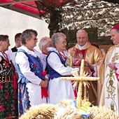  Bp Tadeusz Rakoczy razem z ks. Jerzym Palarczykiem przyjmują dary ofiarne od uczestników dożynek