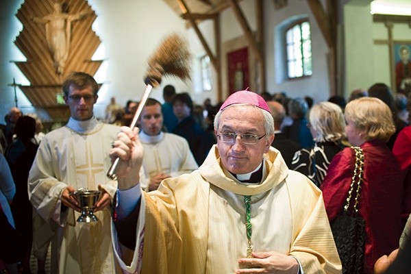  W homilii nuncjusz apostolski nawiązał do trudnej historii społeczności parafialnej Targówka Fabrycznego