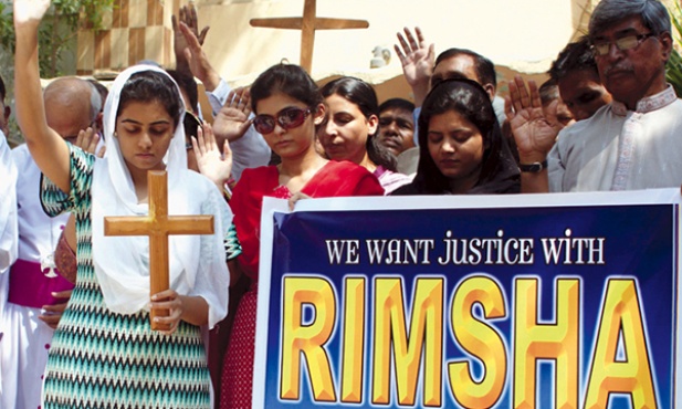 2.09.2012. Hyderabad, Pakistan. Chrześcijanie domagają się uwolnienia 14-letniej Rimshy Masih, która została aresztowana pod zarzutem o bluźnierstwo wobec islamu. Dziewczynka prawdopodobnie cierpi na zespół Downa. Chrześcijanie, którzy stanowią 4 proc. ludności Pakistanu, są bezradni wobec zarzutów bluźnierstwa, za które grozi kara śmierci. 