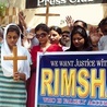 2.09.2012. Hyderabad, Pakistan. Chrześcijanie domagają się uwolnienia 14-letniej Rimshy Masih, która została aresztowana pod zarzutem o bluźnierstwo wobec islamu. Dziewczynka prawdopodobnie cierpi na zespół Downa. Chrześcijanie, którzy stanowią 4 proc. ludności Pakistanu, są bezradni wobec zarzutów bluźnierstwa, za które grozi kara śmierci. 