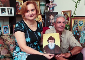 Słynący cudami Charbel jest najbardziej popularnym świętym Libanu. Małgorzata Pilecka-Hilal z mężem Majdim w ich domu w Kornayel