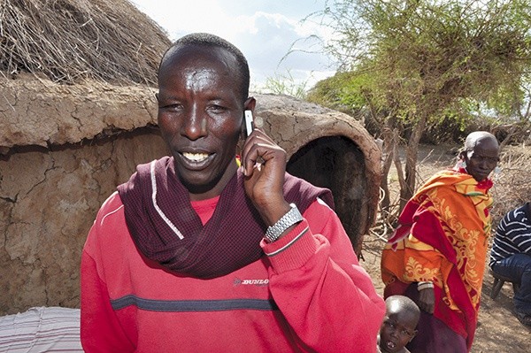 Telefon komórkowy i gliniana chata. W Afryce to częsty widok. Na zdjęciu wioska w Tanzanii