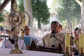  Po Eucharystii wiernych zjednoczyła modlitwa przed Najświętszym Sakramentem 