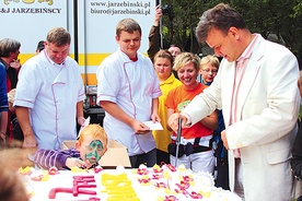 Każdy obecny na festynie otrzymał kawałek 50-kilogramowego tortu urodzinowego. Jego krojenie zainicjował dyrektor Adam Hlebowicz