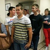 Młodzi z Olsztyna czekali w kolejce, aby oddać krew