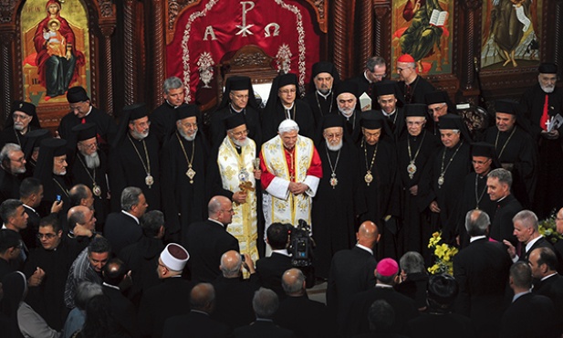 Papież w symbolicznym geście jedności otoczony przez przedsta-wicieli Kościołów chrześcijańskich Libanu podpisał adhortację apostolską dla Bliskiego Wschodu