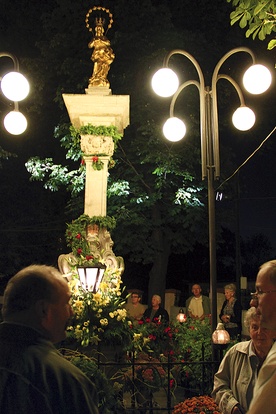  Od ponad 100 lat przed figurą NMP w Skierniewicach odbywają się we wrześniu nabożeństwa  lampek