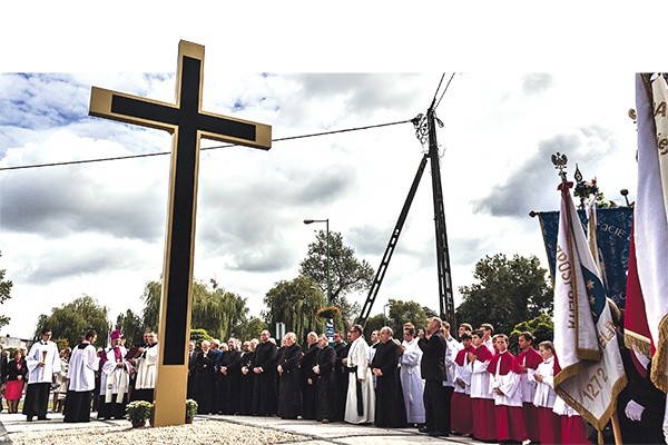 Poświęcenie krzyża przy rondzie Jana Pawła II