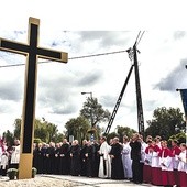 Poświęcenie krzyża przy rondzie Jana Pawła II